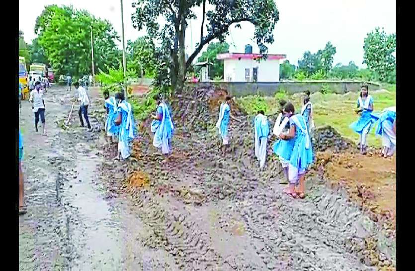 bad road condition सड़कों को सुधारने की मांग करते थक गए बच्चे, तो सबने मिलकर उठाया ये कदम