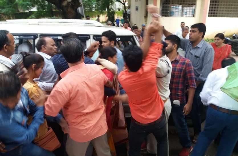 betul hindi news एसडीएम कार्यालय के पास मायके और ससुराल वाले भिड़े