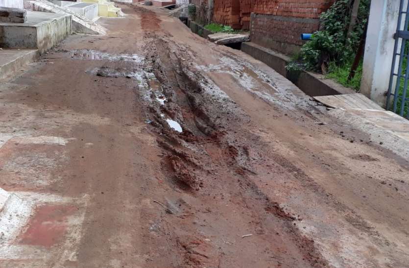 Rules ignored and excavated roads not road restoration नियमों को नजरअंदाज कर खोद दी सड़कें, नहीं किया रोड रीस्टोरेशन