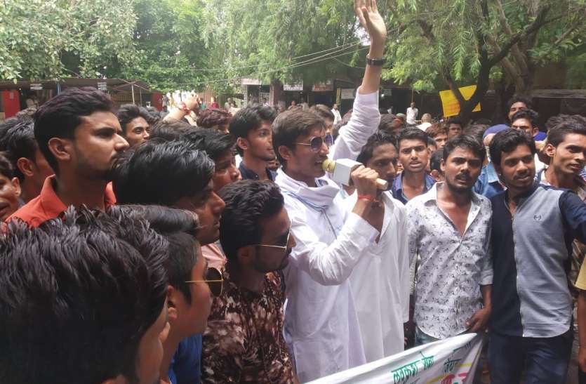 Memorandum against labor exploitation on granite quarry ग्रेनाइट खदान पर मजदूरों के शोषण के खिलाफ सड़क पर उतरकर दिया ज्ञापन