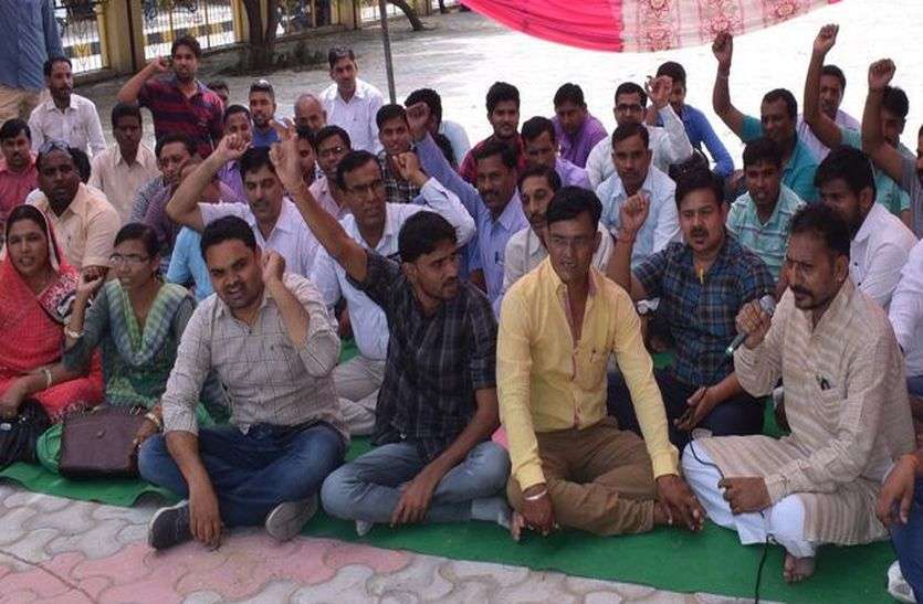 churu photo अब मांगे पूरी होने पर ही लौटेंगे काम पर