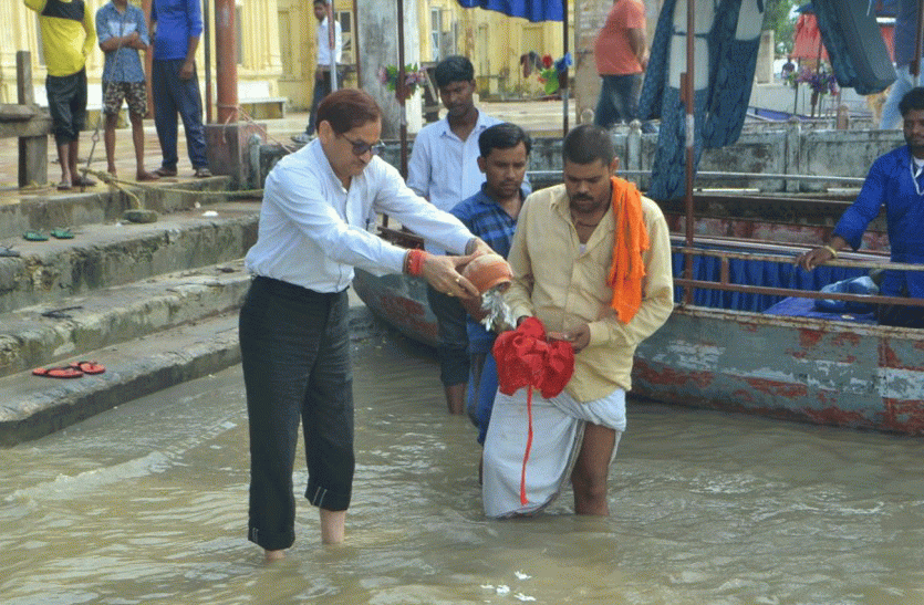 DM Faizabad Anil Pathak immerses old woman's bones in Saryu river मिसाल : डीएम फैजाबाद ने मुंहबोली माँ की अस्थियों को सरयू में किया विसर्जित