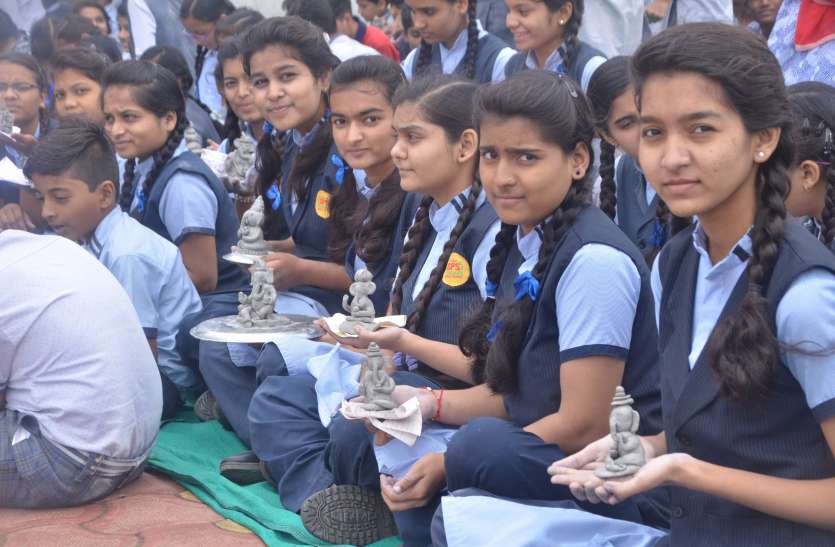 dewas एक दिन में बना दी हजारों भगवान गणेश की प्रतिमाएं, तो मिला ये सम्मान, देखे वीडियो