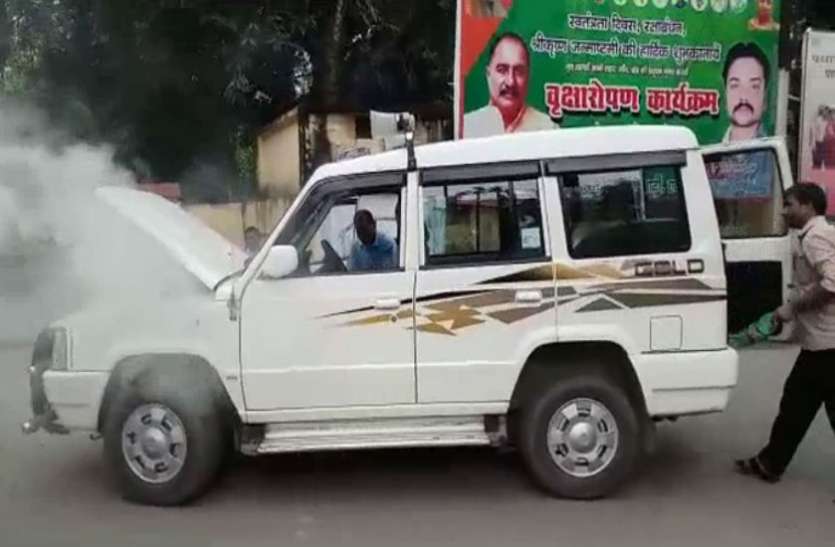 Tata Sumo SDM अलीगंज की गाड़ी में लगी आग, बाल बाल बचे एसडीएम