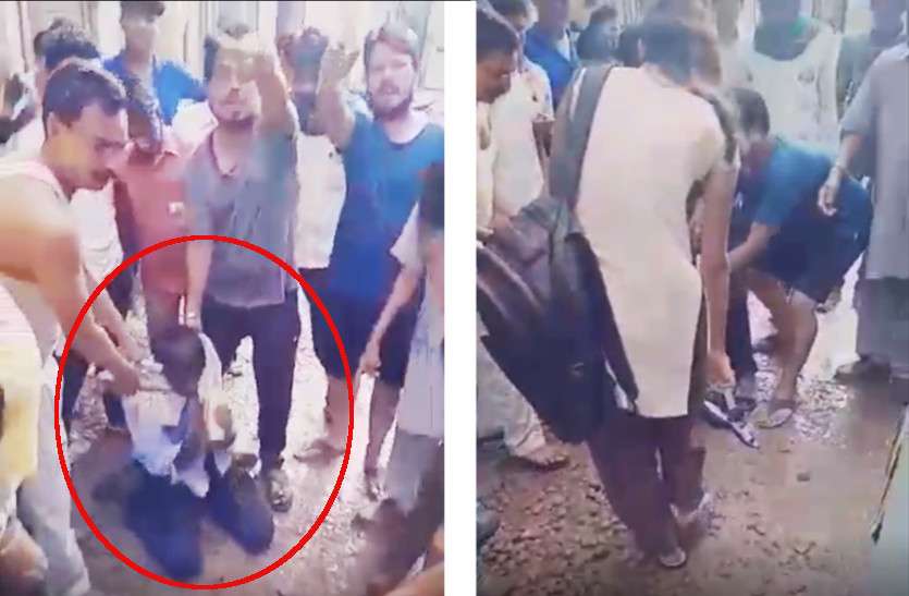 Eve Teasing स्कूल जा रही लडक़ी को मनचले ने छेड़ा, लड़की ने चप्पल से ऐसे उतारा आशिकी का भूत