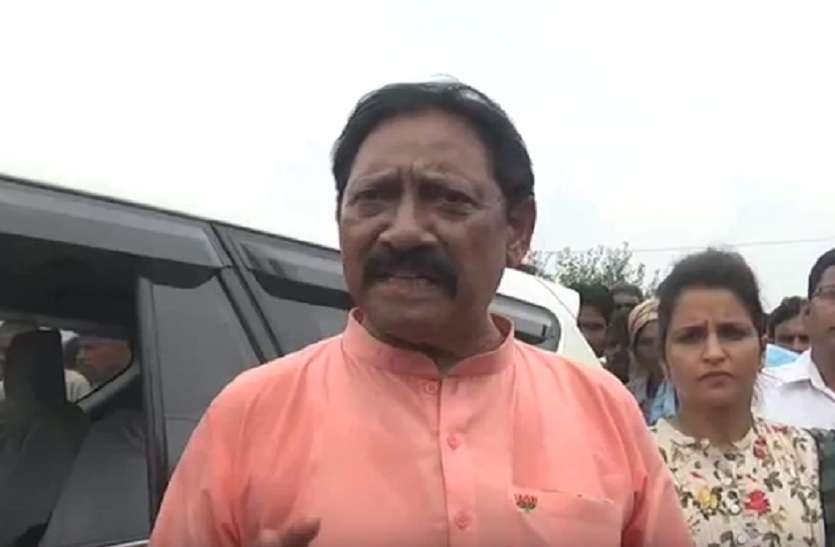 Minister Chetan Chauhan big statement on ganga in up प्रभारी मंत्री चेतन चौहान ने दिया अजीबों गरीब बयान, जानकर उड़ जाएंगे होश