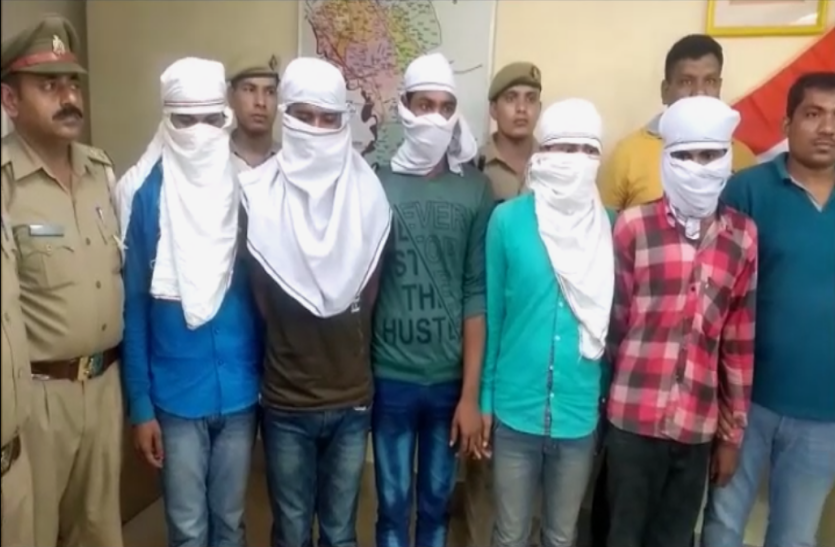 criminal with police नोएडा पुलिस को मिली बड़ी सफलता, अंतर्राज्यीय गिरोह के 5 गांजा तस्कर गिरफ्तार