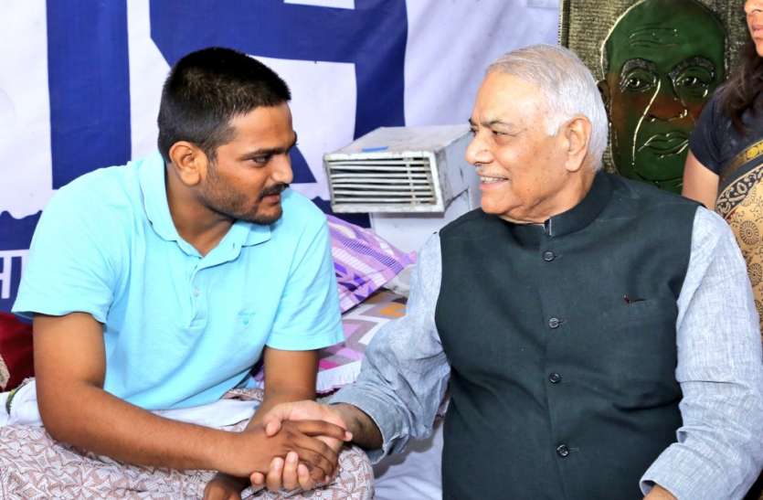 People should come out on roads for oil price hike: Sinha तेल के बढ़ते दामों के खिलाफ सडक़ों पर उतरें लोग: सिन्हा
