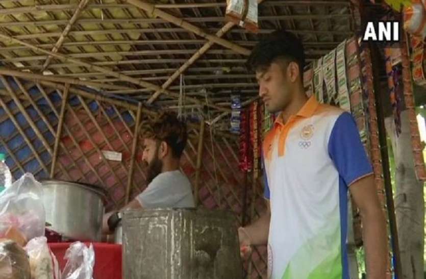 asian games एशियाई खेलों में पदक जीत वापस चाय बेचने के काम पर लगा ये एथलीट, तस्वीरें हुई वायरल