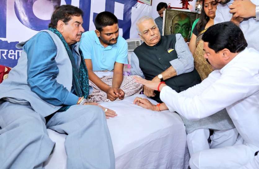 BJP MP Shatrughna Sinha met Hardik Patel भाजपा सांसद शत्रुघ्न सिन्हा का हार्दिक को समर्थन