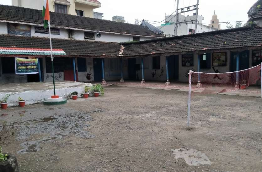 Constructive Central School एजेंसी की लापरवाही से केंद्रीय विद्यालय के बच्चों अब दो साल और छोटे स्कूल में करनी होगी पढ़ाई