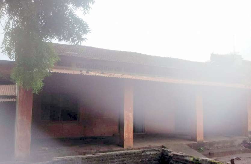 Integrated schools in shabby buildings एक शाला, एक परिसर समायोजन में की गई कई विसंगतियां