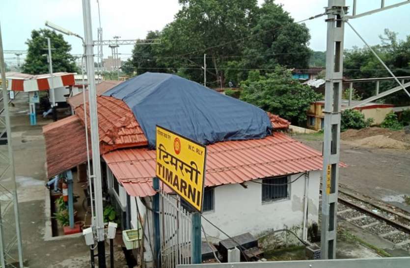 Ft bridge being shabby रेलवे स्टेशन में टिन शेड छोटा पडऩे से यात्री होते है परेशान