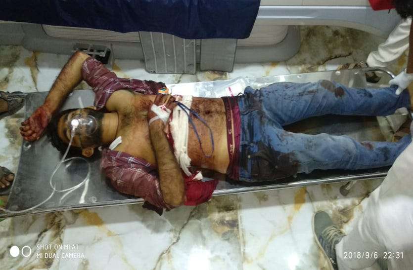 serious injury in firing तस्करों के बीच विवाद, फायरिंग में एक गंभीर घायल, बदमाश पहले पुलिस पर कर चुका हैं फायर