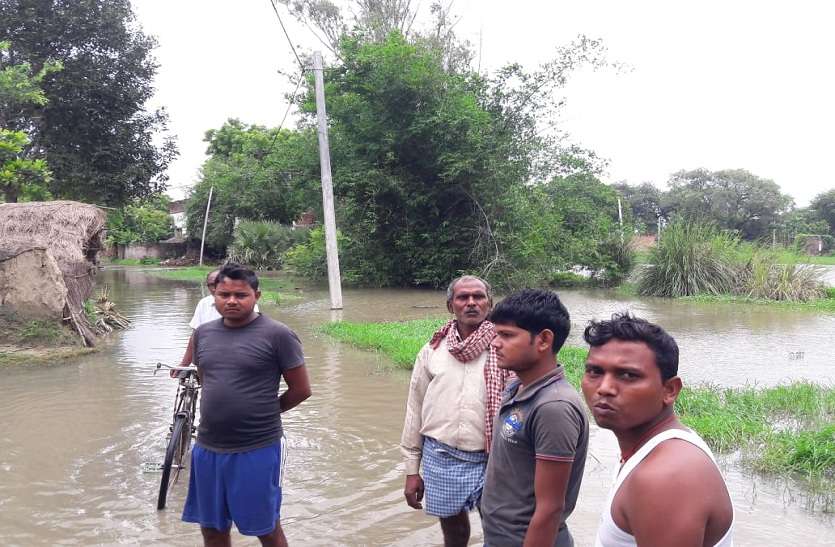 100 परिवार नारकीय जीवन जीने को मजबूर, आदेश के बाद भी दबंगों ने नहीं हटाया अतिक्रमण 100 परिवार नारकीय जीवन जीने को मजबूर, आदेश के बाद भी दबंगों ने नहीं हटाया अतिक्रमण