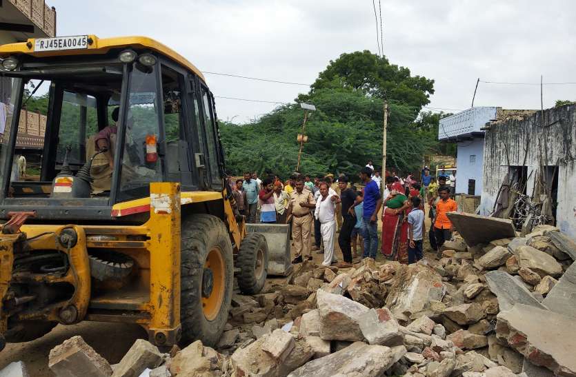 sp गौरव पथ में बाधा बन रहे निर्माणों पर गरजी जेसीबी