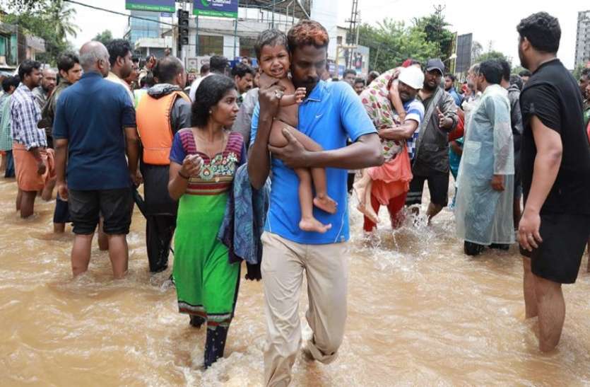 kerala केरल बाढ़ पीड़ितों के लिए गायत्री परिवार ने की सवा करोड़ रुपए की मदद