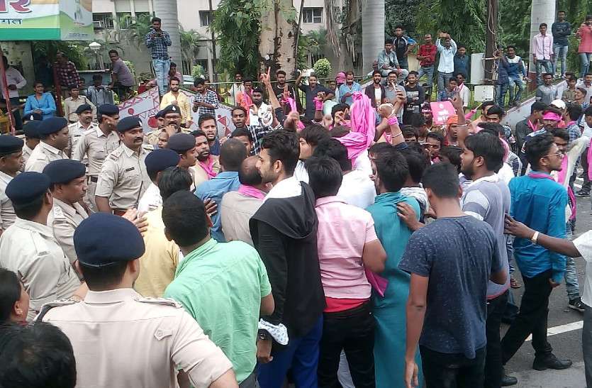 सड़कों से आवारा मवेशियों को खदेडऩे जोगी कांग्रेस ने घेरा निगम कार्यालय, पुलिस रही मुस्तैद सड़कों से आवारा मवेशियों को खदेडऩे जोगी कांग्रेस ने घेरा निगम कार्यालय, पुलिस रही मुस्तैद