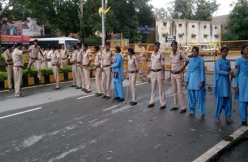 सड़कों से आवारा मवेशियों को खदेडऩे जोगी कांग्रेस ने घेरा निगम कार्यालय, पुलिस रही मुस्तैद