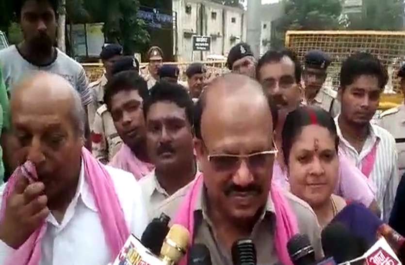 सड़कों से आवारा मवेशियों को खदेडऩे जोगी कांग्रेस ने घेरा निगम कार्यालय, पुलिस रही मुस्तैद