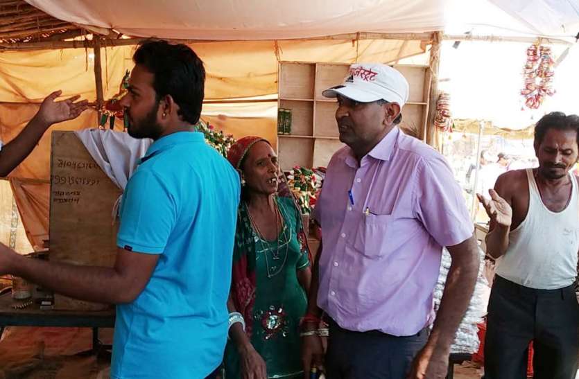jaisalmer भा'दवा मेला 2018: मेलाधिकारी ने किया दुकानों का निरीक्षण