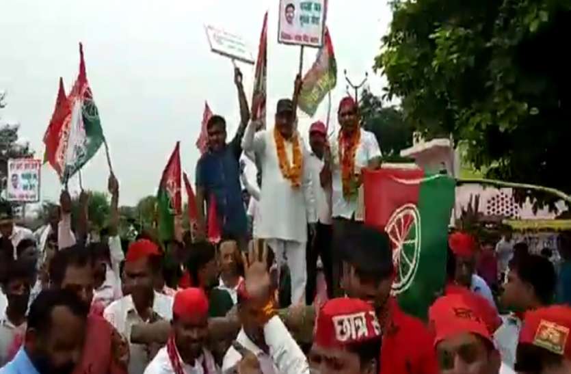 kannauj अखिलेश के इस ख़ास नेता को पुलिस ने रोका, तो सपाइयों ने घेरा सीओ आवास