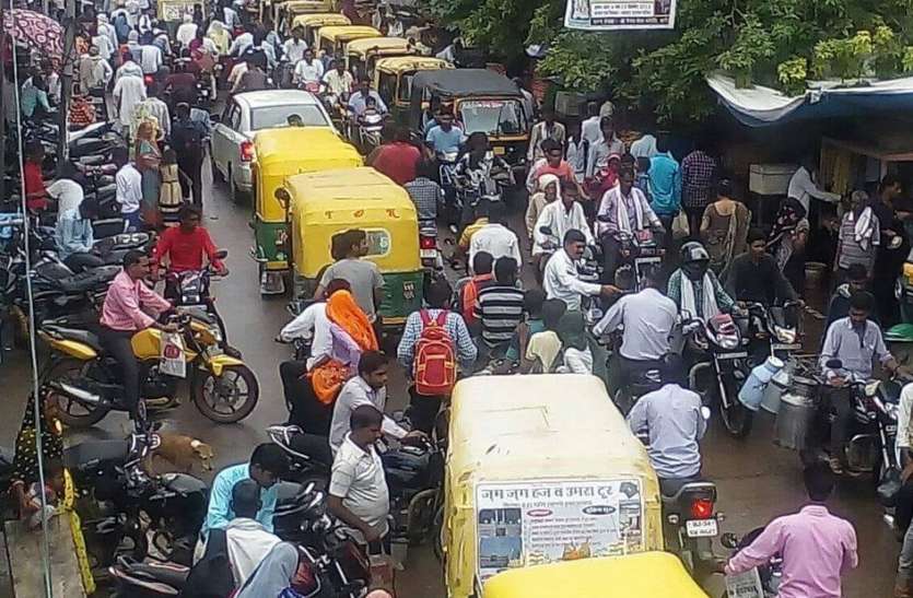 karauli hindi news यातायात का ढर्रा बदहाल, लगा जाम, आमजन हो रहा परेशान