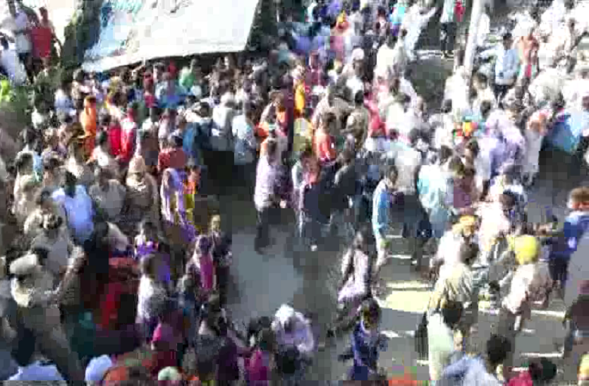 communal tension in Kushinagar श्रीकृष्ण जन्माष्टमी की झांकी रोकने पर दो पक्षों में तनाव, पुलिस ने लाठीचार्ज कर लोगों को खदेड़ा
