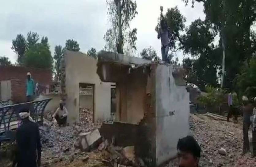lakhimpur news बाढ़ का खौफनाक मंजर, बेघर हुए कई लोग, अब अपने ही हाथों तोड़ रहे घर