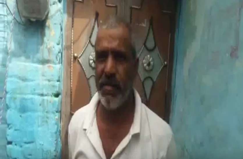 lalitpur स्वच्छता मिशन का उड़ाया जा रहा है मजाक, बिना छत-दीवार के 6 हजार में बनाये जा रहे शौचालय