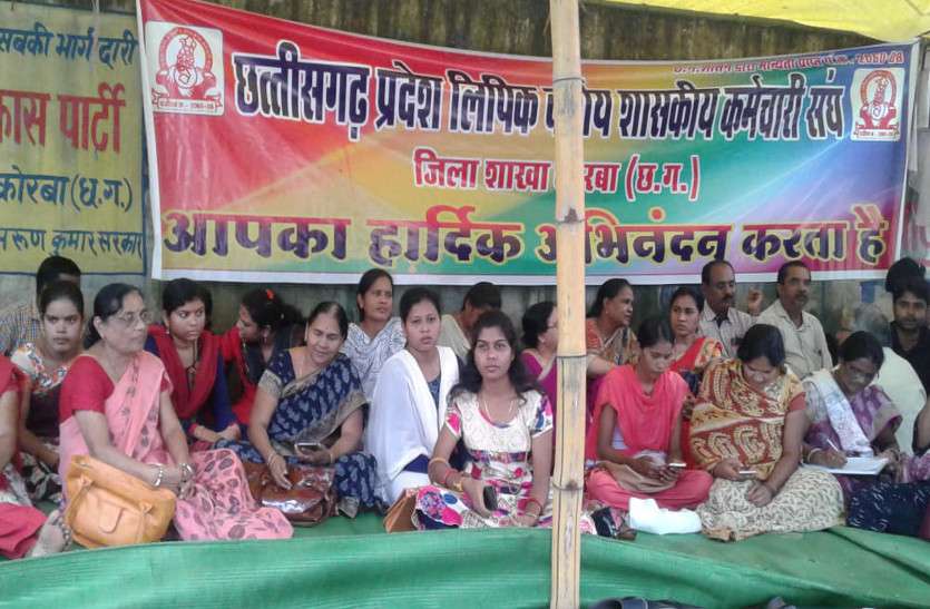 लिपिकों की बेमियादी हड़ताल से प्रशासन की बढ़ी मुश्किलें, दफ्तरों में कामकाज रहा ठप लिपिकों की बेमियादी हड़ताल से प्रशासन की बढ़ी मुश्किलें, दफ्तरों में कामकाज रहा ठप
