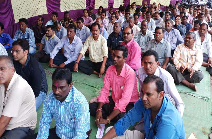 लिपिक वर्गीय कर्मचारी संघ ने सरकार के खिलाफ खोला मोर्चा, हड़ताल में जाने से दफ्तरों में पसरा रहा सन्नाटा Video- लिपिक वर्गीय कर्मचारी संघ ने सरकार के खिलाफ खोला मोर्चा, हड़ताल में जाने से दफ्तरों में पसरा रहा सन्नाटा