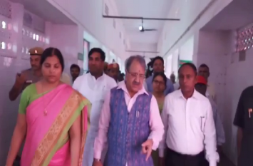 Yogi minister inspection in district Hospital found many complain अस्पताल में अवैध वसूली की शिकायत पर भड़के मंत्री ने डॉक्टरों और सीएमएस को दी चेतावनी, जेल भिजवा दूंगा