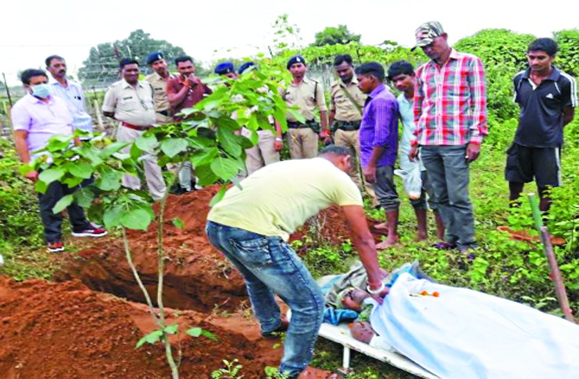 MOIST NEWS मुठभेड़ में मारे गए माओवादी कमांडर का परिजनों ने शव लेने से किया इंकार, तो पुलिस ने करवाया अंतिम संस्कार