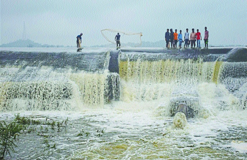Heavy rain warning in 17 districts in mp कम दबाव का क्षेत्र और चक्रवाती हवाओं के घेरे से अभी जारी रहेगा बारिश का दौर