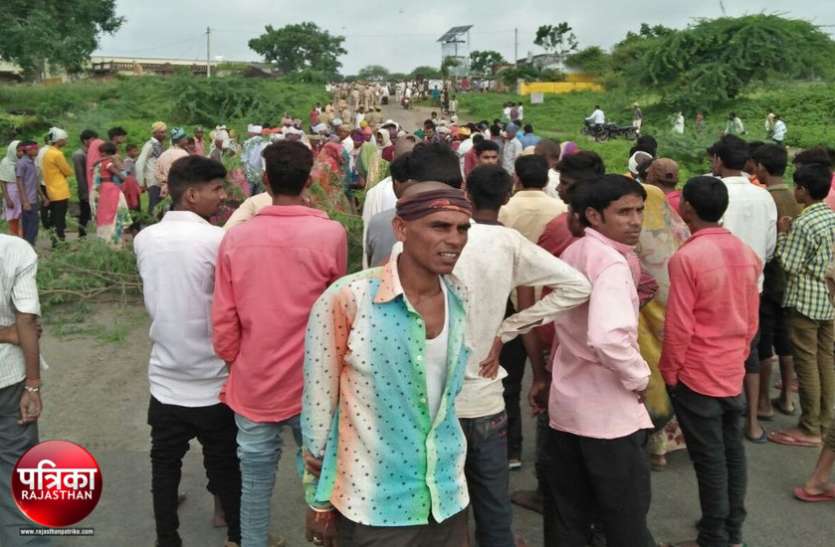 banswara बांसवाड़ा : स्कूल बस की टक्कर से युवक की मौत, शव सडक़ पर रख प्रदर्शन, 3 लाख मौताणा तय होने पर खोला मार्ग