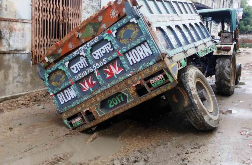 accident ट्रैक्टर ने मजदूर को कुचला, मौत