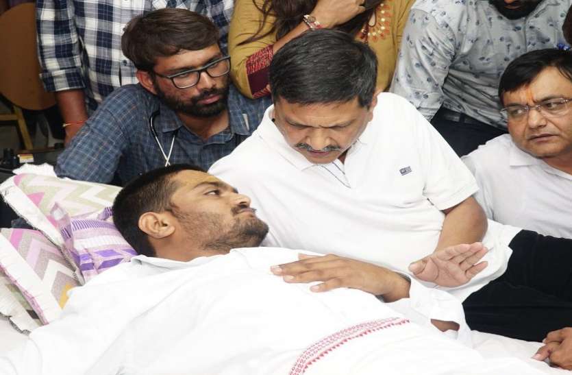 naresh patel खोडलधाम अध्यक्ष नरेश पटेल ने की हार्दिक से मुलाकात