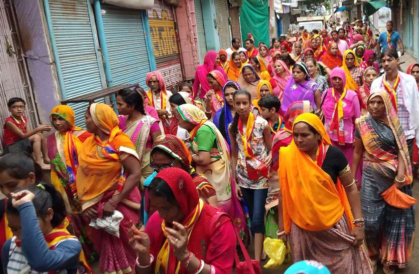 proceedings-for-giriraj-dham गिरिराजधाम के लिए रवाना हुई पदयात्रा में उमड़ा श्रद्धा का सैलाब