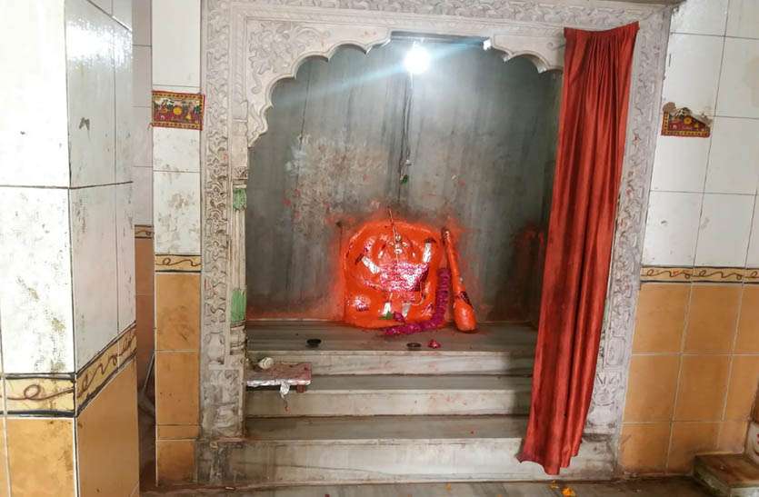 crown-and-umbrella-stolen-from-the-day-long-temple दिनदहाड़े मन्दिर से 4 मुकुट व छत्र चोरी, पुलिस ने मौके पर पहुंच घटना का लिया जायजा
