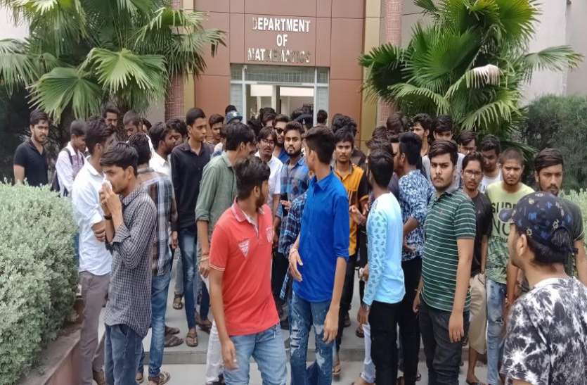 School-college closure in Patan हार्दिक के समर्थन में प्रदर्शन, धरना व रामधुन
