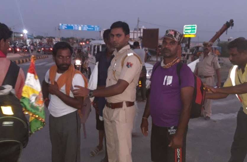 Police impersonators of Jatruya पुलिस ने जातरुओं के लगाए रिफ्लेक्टर