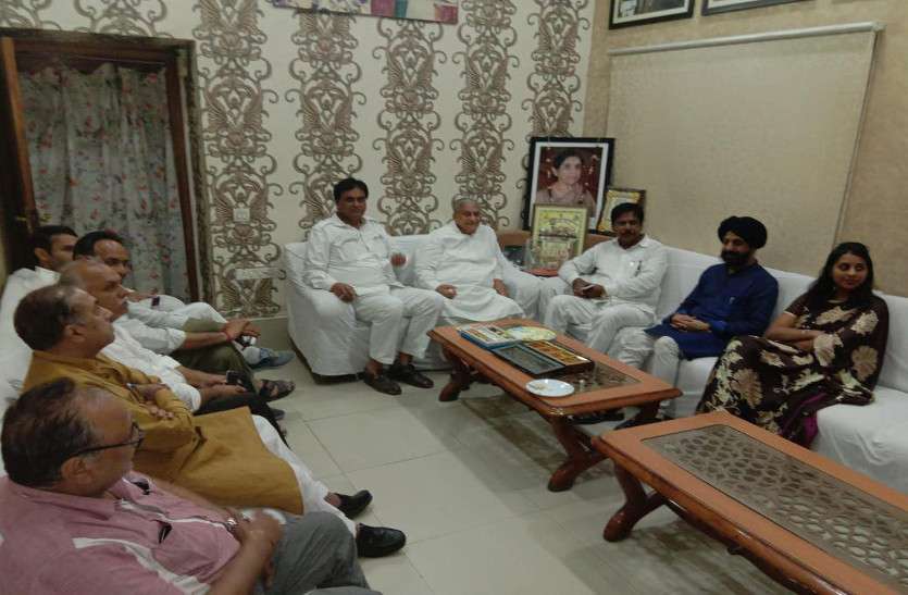 Ex.MLA होड़ और होर्डिंग्स से गायब पूर्व मंत्री को मनाने पहुंचे भाजपाई