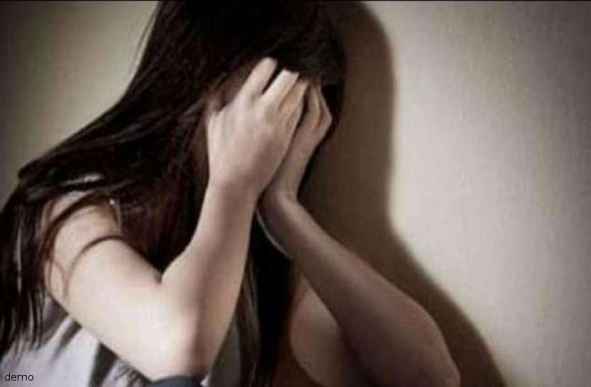 crime news स्कूल से डरी-सहमी घर लौटी नाबालिग को देख परिवारवालों की फटी रह गई आंखें, जब बताई ये बात तो...