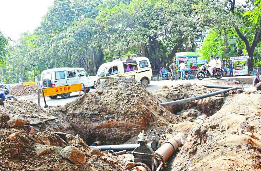 patrika लापरवाही से दुर्घटना पाइंट बना रतलात का ये तिराहा