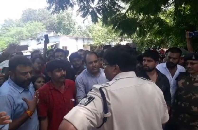 rewa भाजपा सांसद के गर्भ निरोधक वाले बयान पर बवाल, यूथ कांग्रेस के कार्यकर्ताओं ने घर पर घेरा