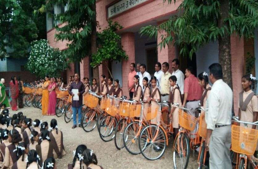 government Free bicycles of distributed to girls in pali अब बालिकाओं का स्कूल जाने का सफर होगा आसान