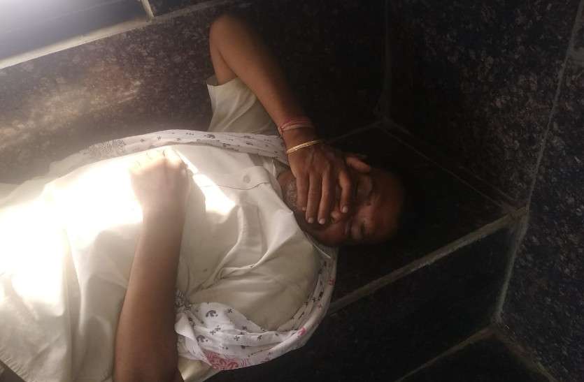 शराब पीने के बाद नशे में हो जाते हैं चूर, फिर इस दफ्तर के बरामदे में आराम फरमाते हैं शराबी शराब पीने के बाद नशे में हो जाते हैं चूर, फिर इस दफ्तर के बरामदे में आराम फरमाते हैं शराबी