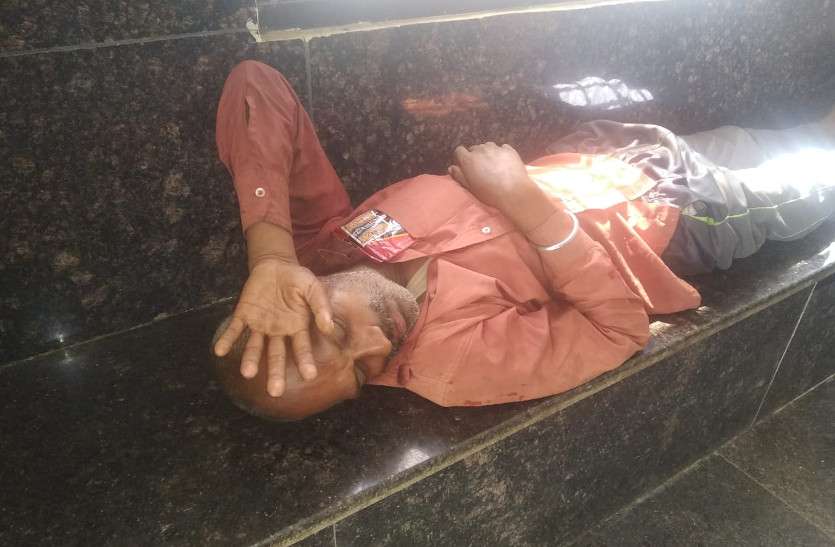 शराब पीने के बाद नशे में हो जाते हैं चूर, फिर इस दफ्तर के बरामदे में आराम फरमाते हैं शराबी