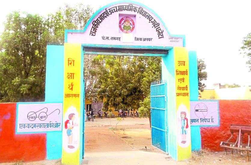 This Principle Changes The Image Of His School not get State award इस प्राचार्य के मजबूत इरादों ने स्कूल के खण्डर भवन की बदल दी तस्वीर, अब उपलब्धियों के लिए मिला यह खास पुरुष्कार
